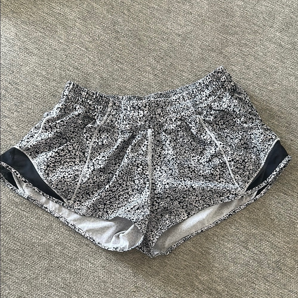 Lululemon Hotty Hot LR-  2.5” inseam